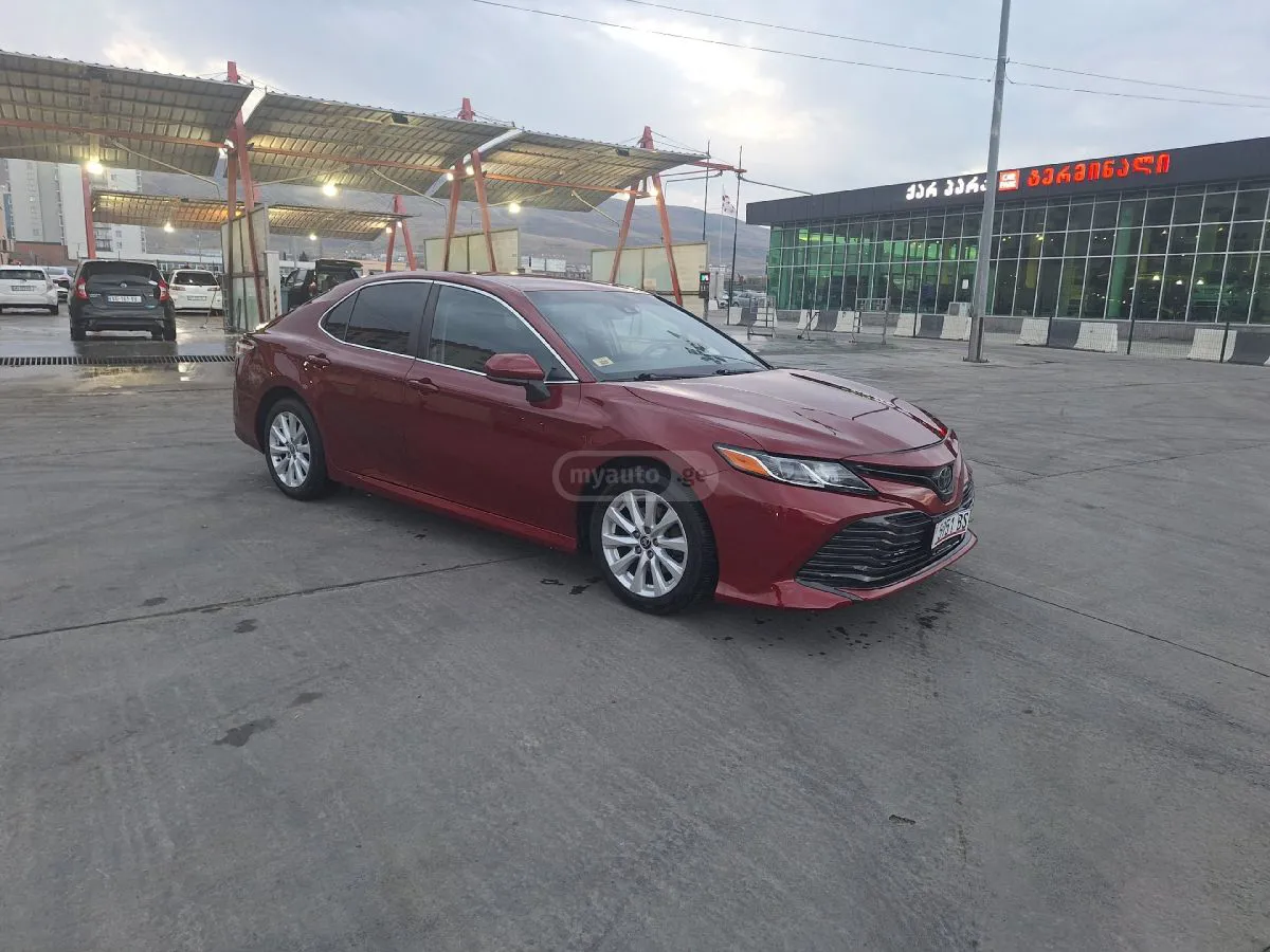 Toyota Camry - фото 1