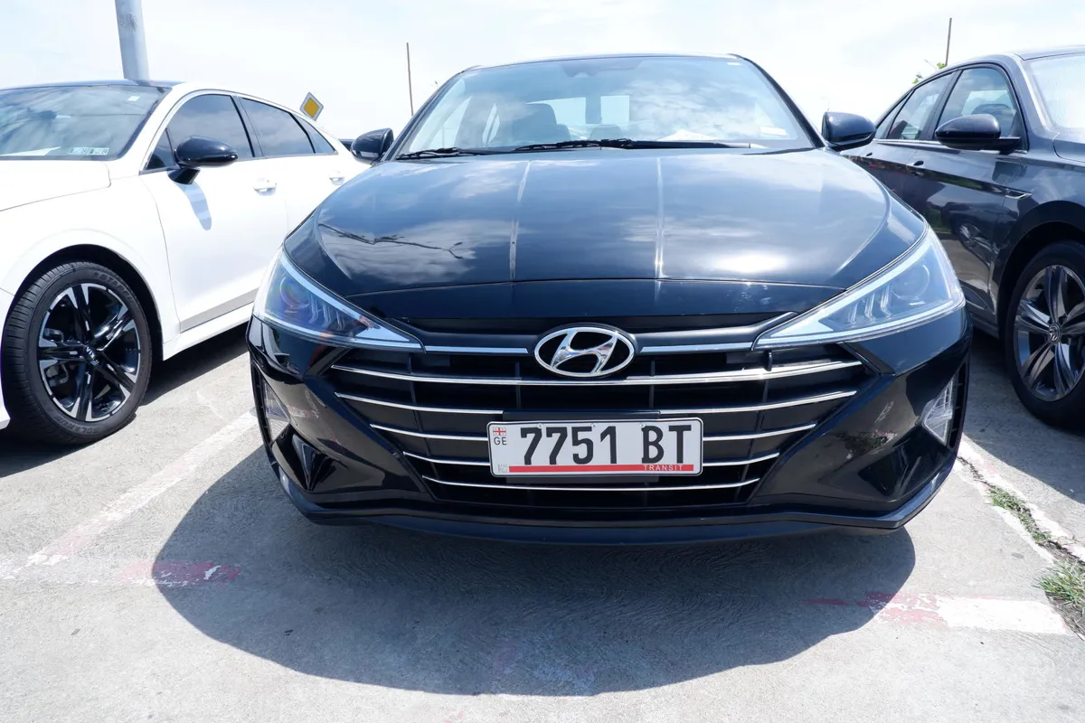 Hyundai Elantra - фото 1