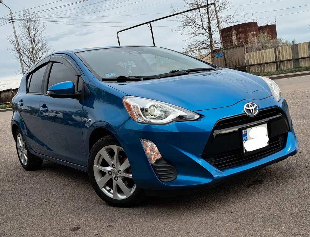 Toyota Prius C - фото 1