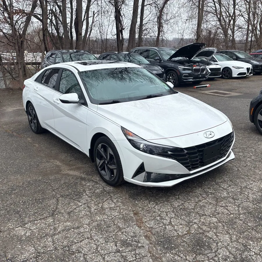 Hyundai Elantra - фото 1