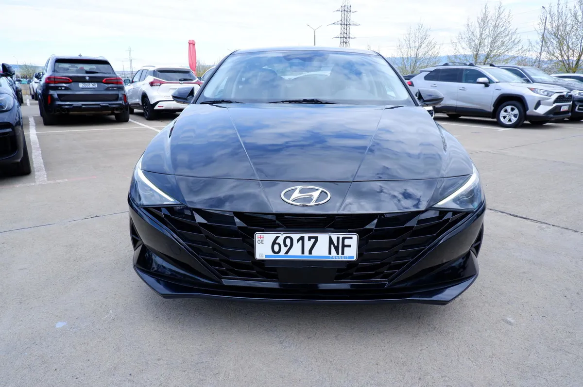 Hyundai Elantra - фото 1