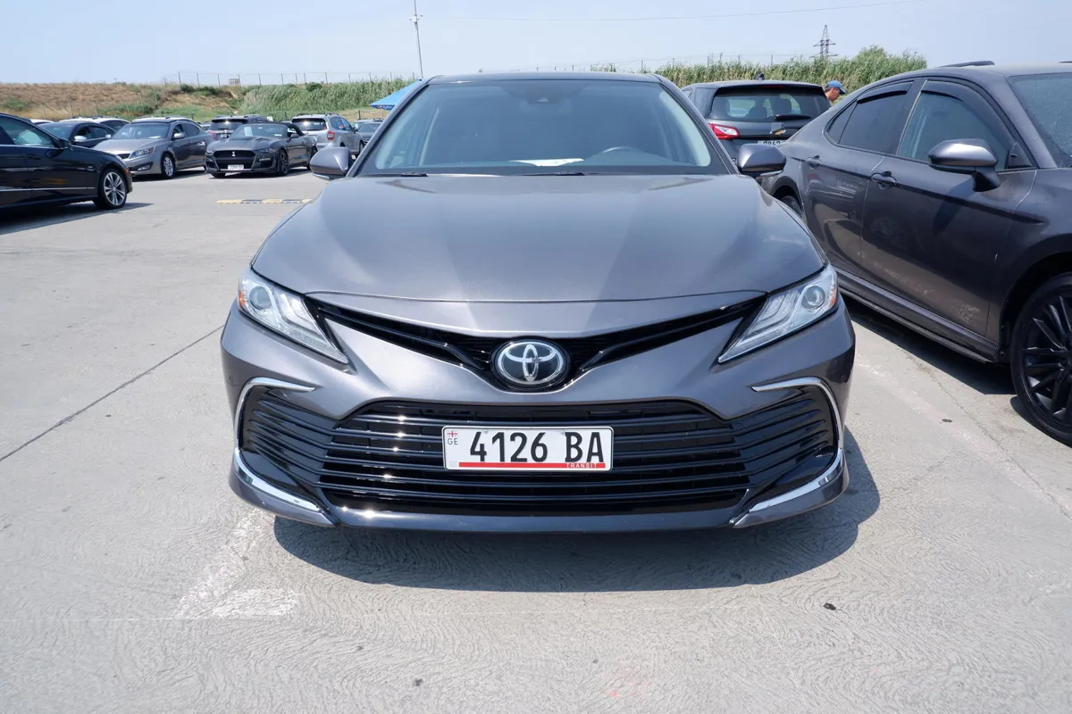 Toyota Camry - фото 1