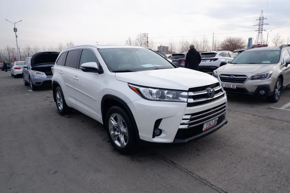 Toyota Highlander - фото 1