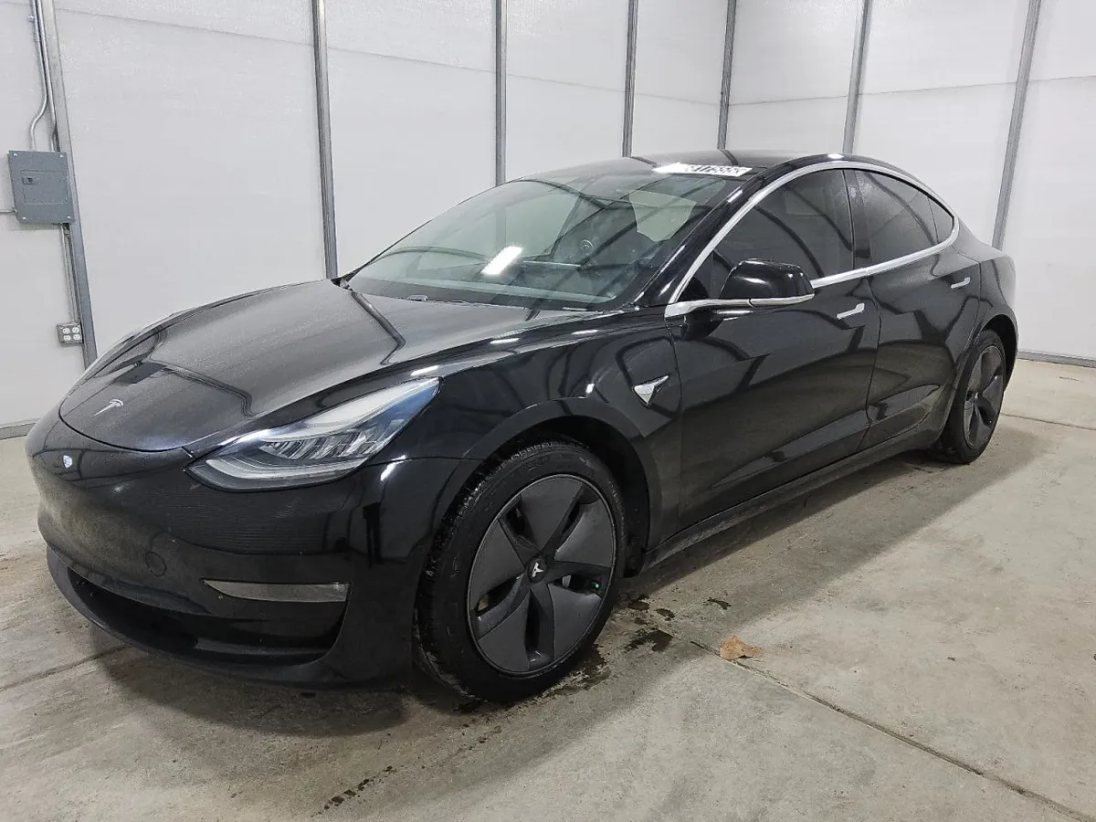 TESLA MODEL 3 - фото 1