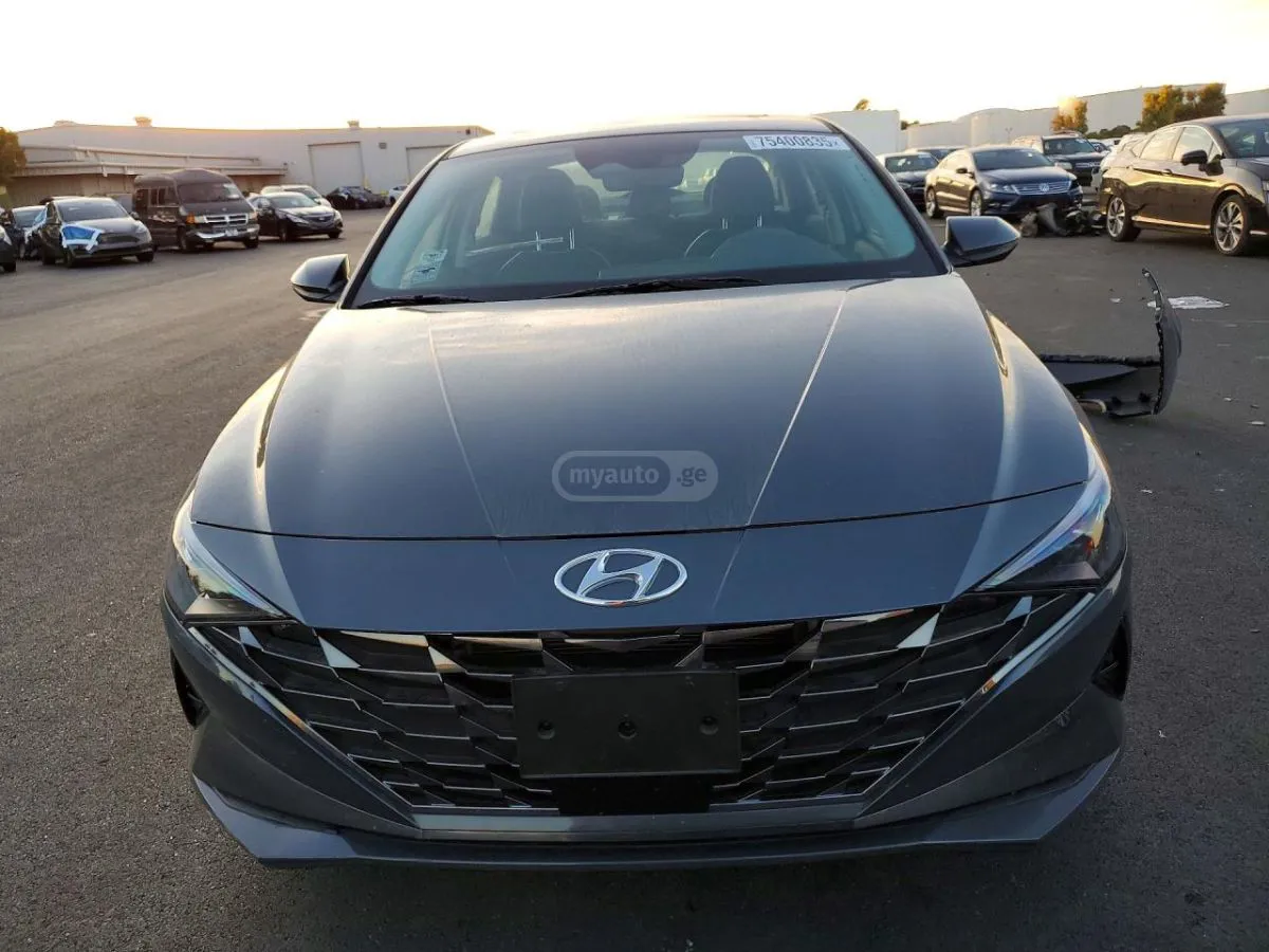 Hyundai Elantra - фото 1