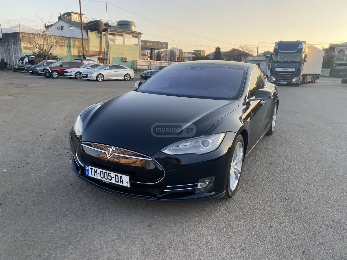 Tesla Model S - фото 1