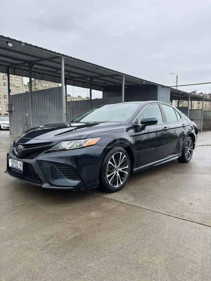 Toyota Camry - фото 1
