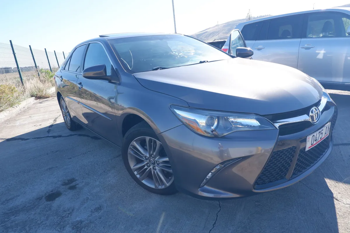 Toyota Camry - фото 1