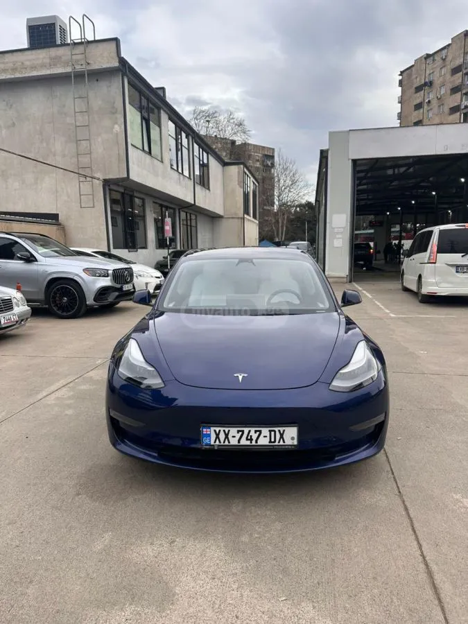 Tesla Model 3 - фото 1
