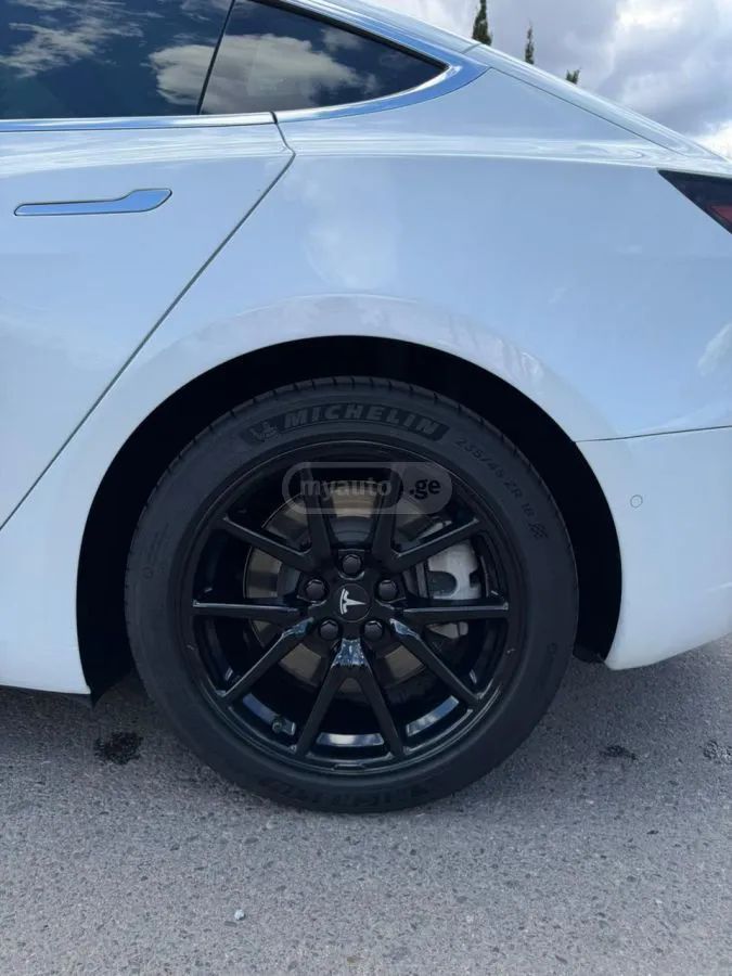 Tesla Model 3 - фото 1