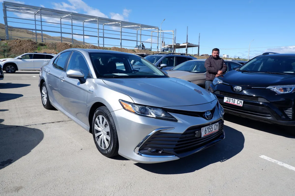 Toyota Camry - фото 1