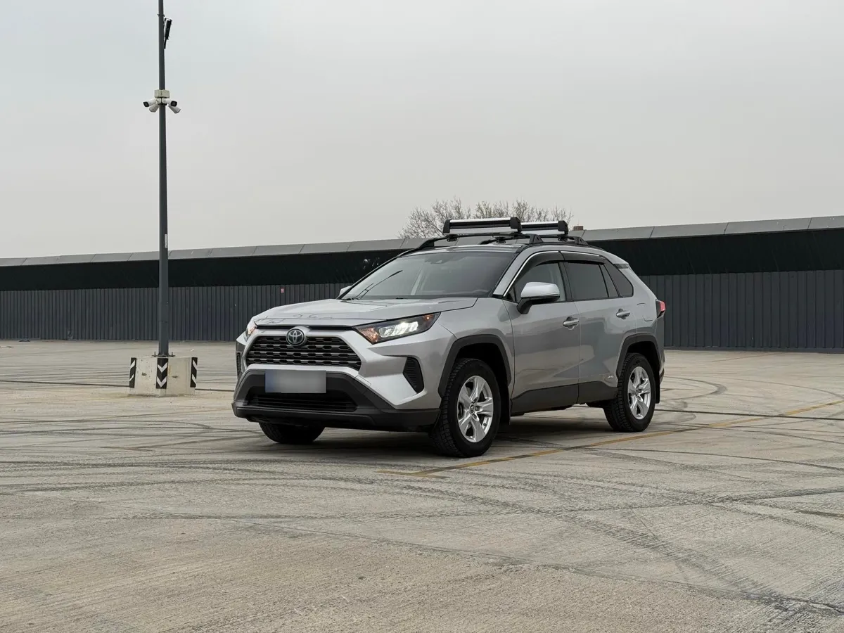 Toyota RAV 4 - фото 1