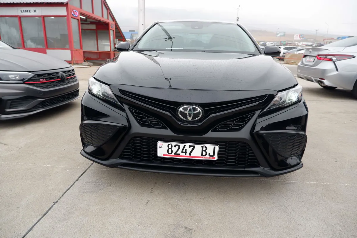 Toyota Camry - фото 1