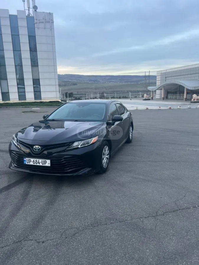 Toyota Camry - фото 1