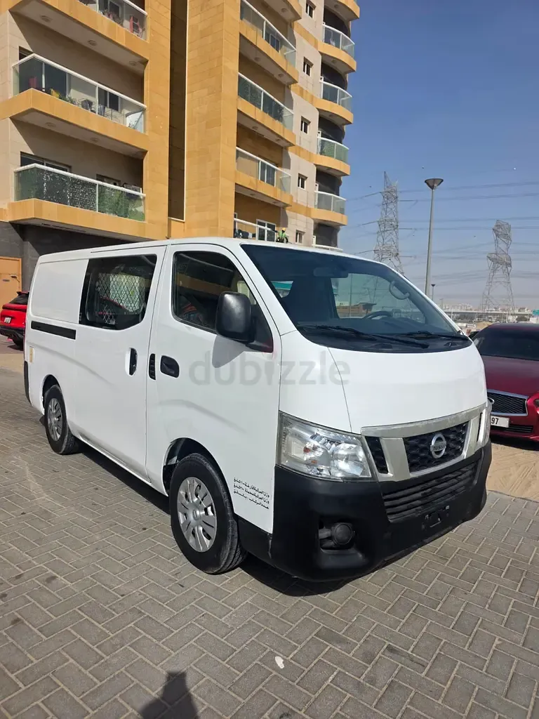 Nissan Urvan - фото 1