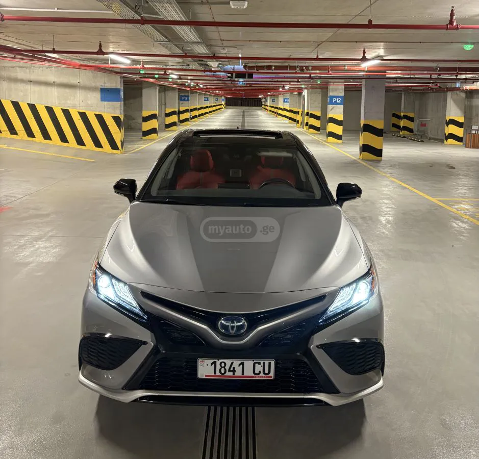 Toyota Camry - фото 1