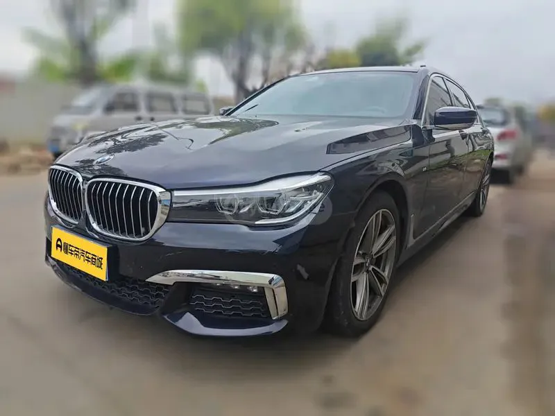 BMW 760 - фото 1