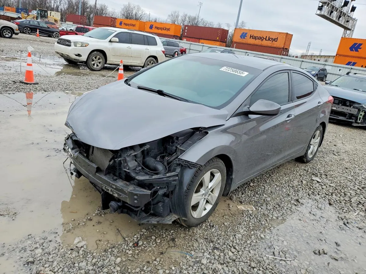 HYUNDAI ELANTRA - фото 1