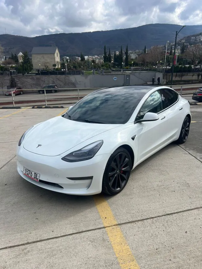 Tesla Model 3 - фото 1