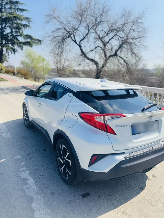 Toyota CHR - фото 1