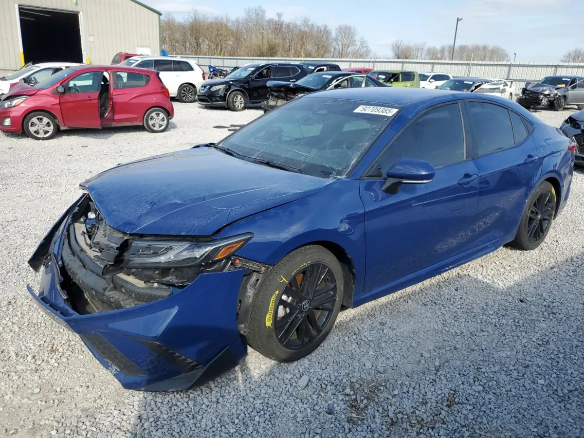 TOYOTA CAMRY - фото 1