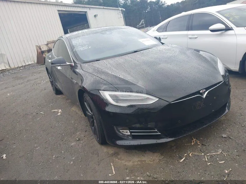 Tesla Model S - фото 1