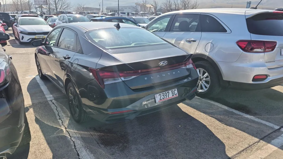 Hyundai Elantra - фото 1