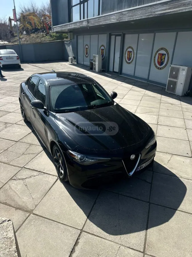 Alfa Romeo Giulia - фото 1