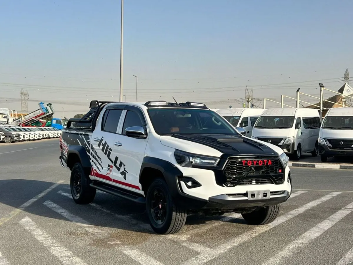 Toyota Hilux - фото 1