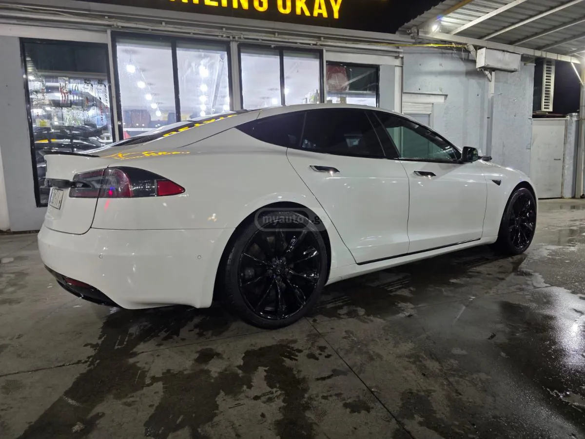 Tesla Model S - фото 1