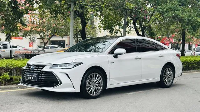 Toyota Avalon - фото 1