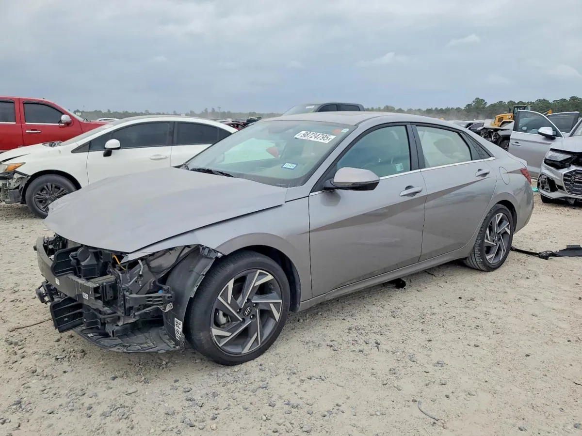 HYUNDAI ELANTRA - фото 1