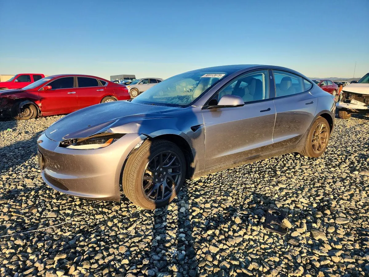 TESLA MODEL 3 - фото 1