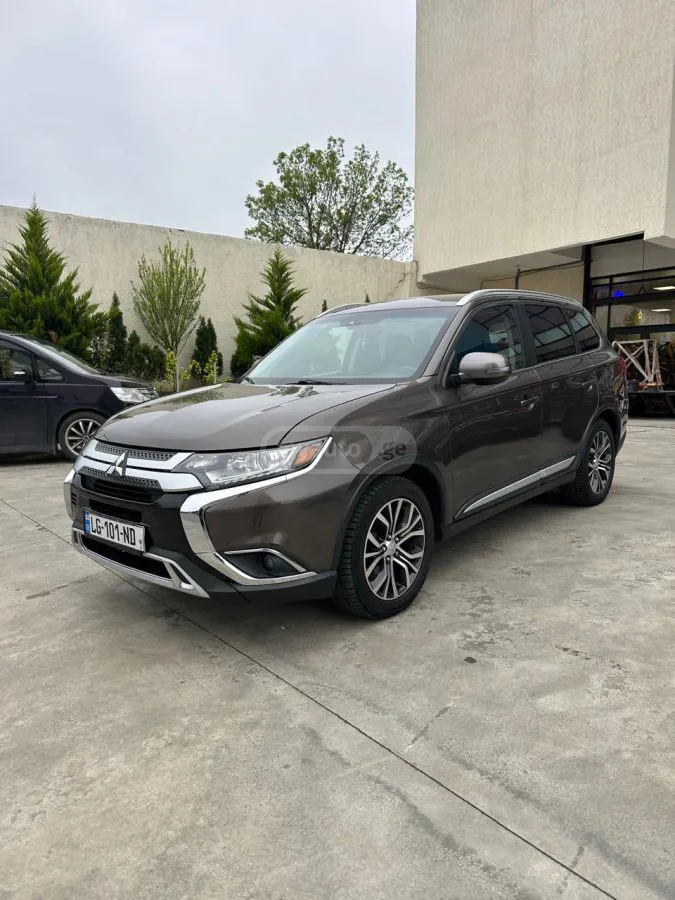 Mitsubishi Outlander - фото 1