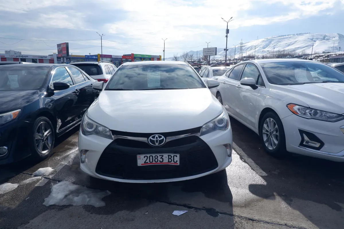 Toyota Camry - фото 1