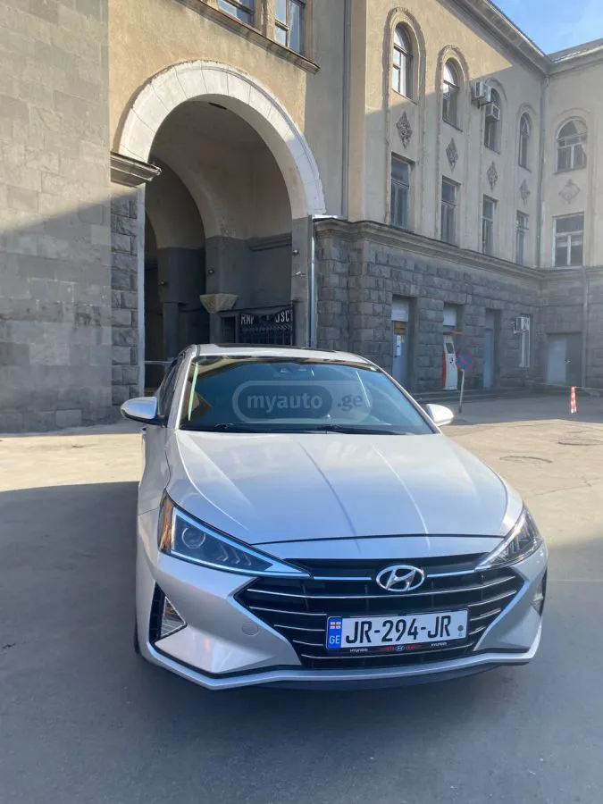 Hyundai Elantra - фото 1