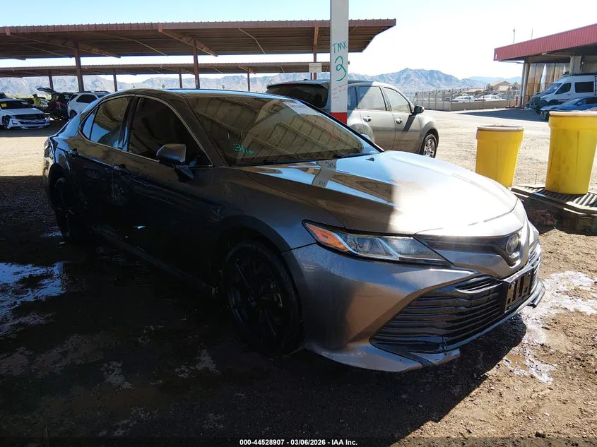 TOYOTA CAMRY LE - фото 1