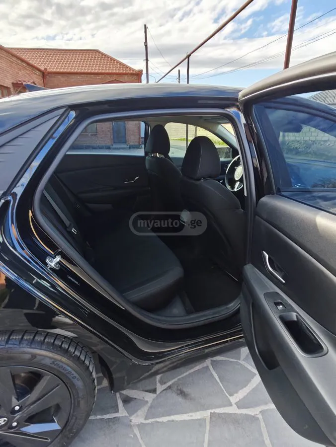 Hyundai Elantra - фото 1