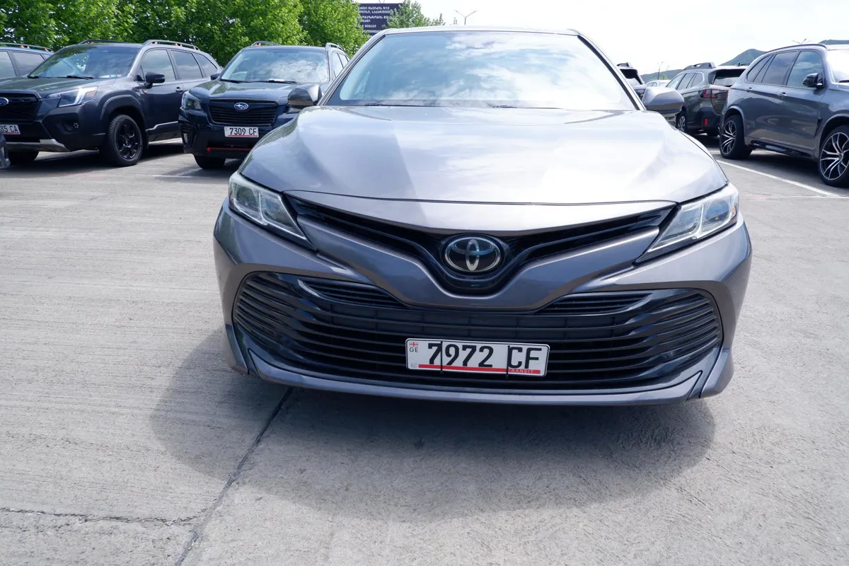 Toyota Camry - фото 1