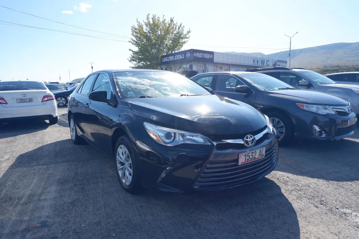 Toyota Camry - фото 1