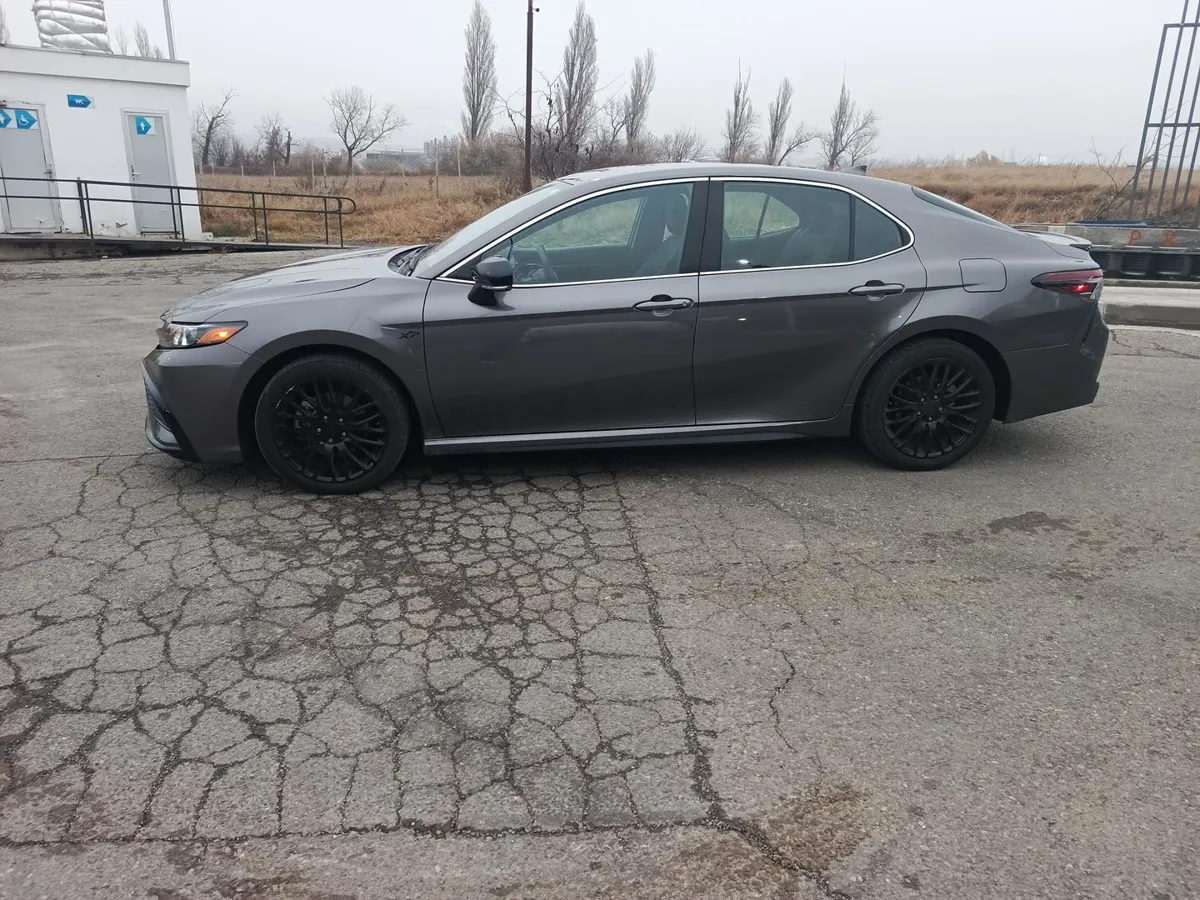 Toyota Camry - фото 1