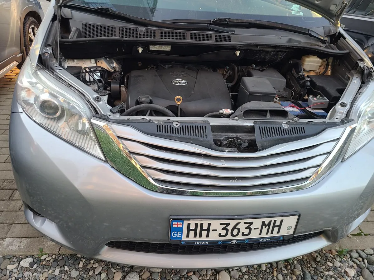 Toyota Sienna - фото 1
