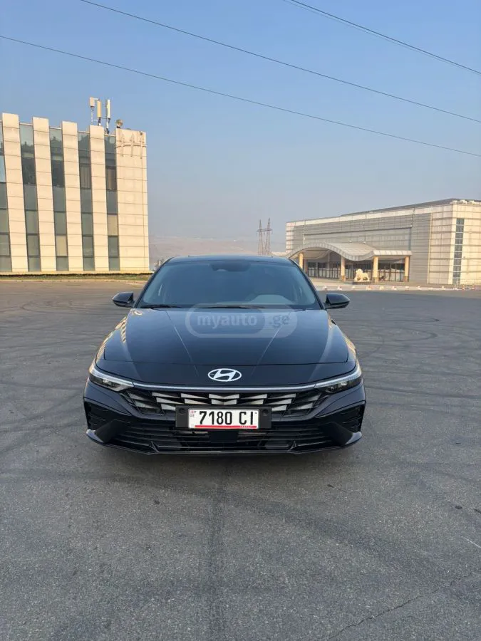 Hyundai Elantra - фото 1