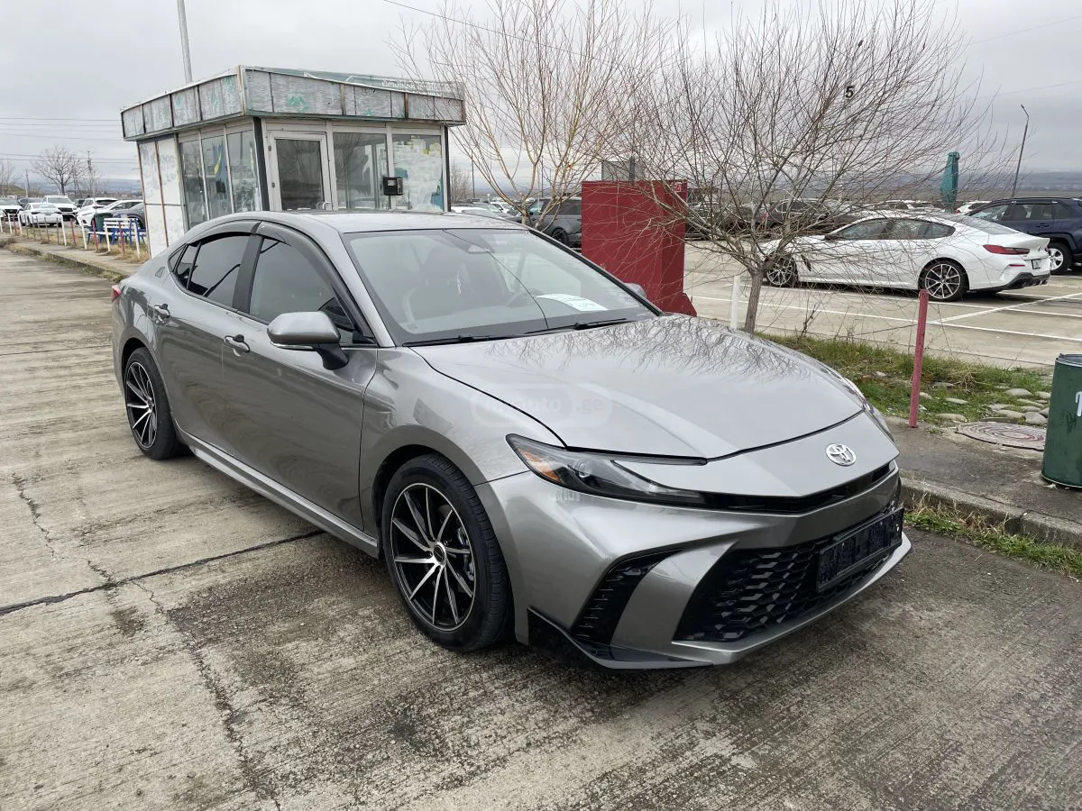 Toyota Camry - фото 1
