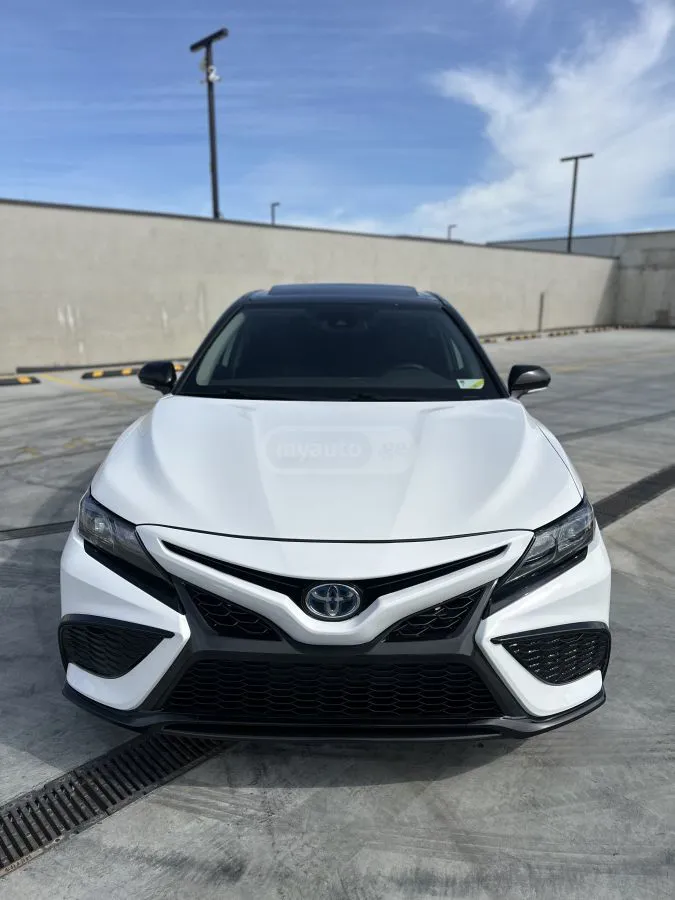 Toyota Camry - фото 1