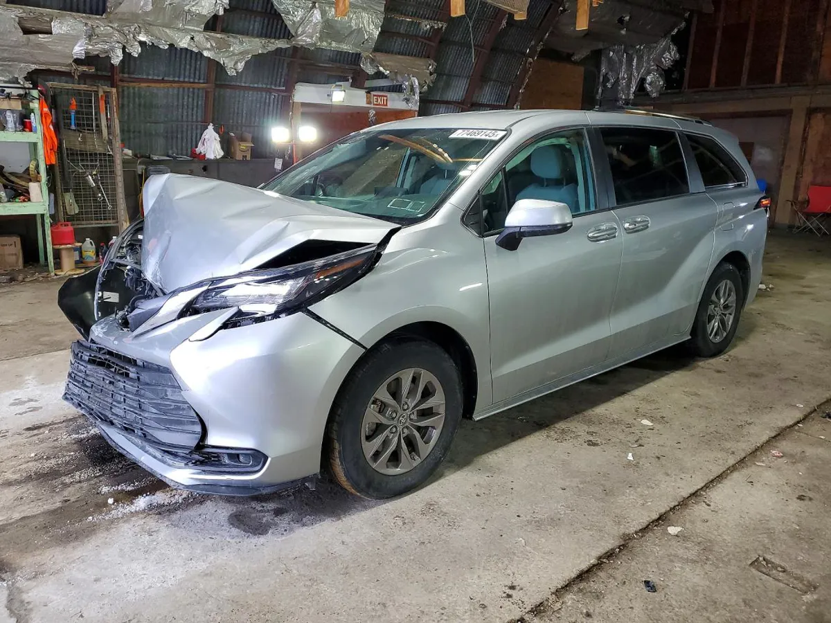 TOYOTA SIENNA LE 8-PASSENGER - фото 1