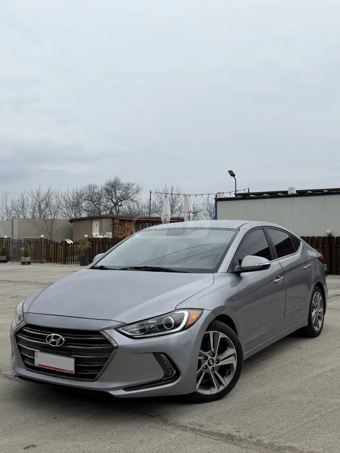 Hyundai Elantra - фото 1