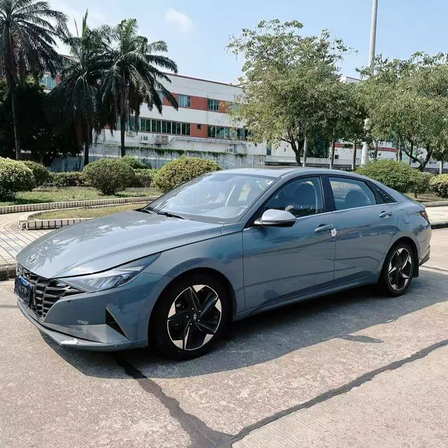 Hyundai Elantra - фото 1