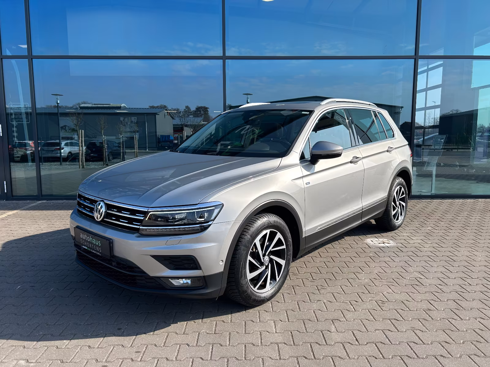 Volkswagen Tiguan - фото 1