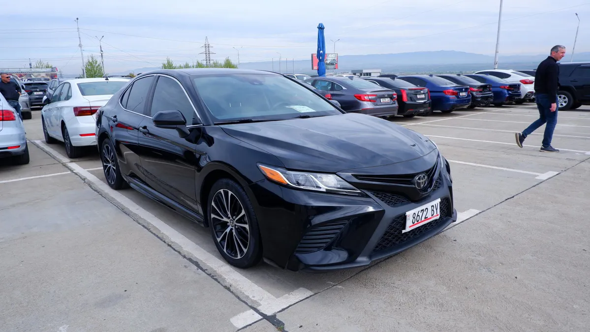 Toyota Camry - фото 1